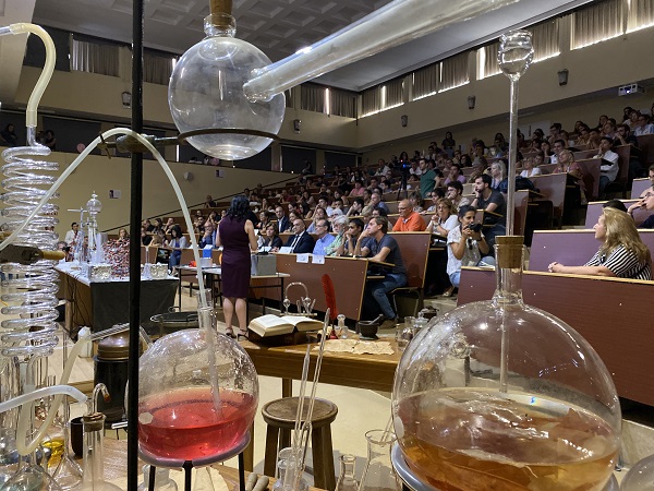 El Aula Magna Alfredo Pérez Rubalcaba acogió la exhibición química. / UCM. 