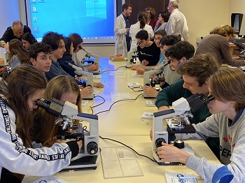 Alumnos de Tomelloso ante el microscopio. / M.M.