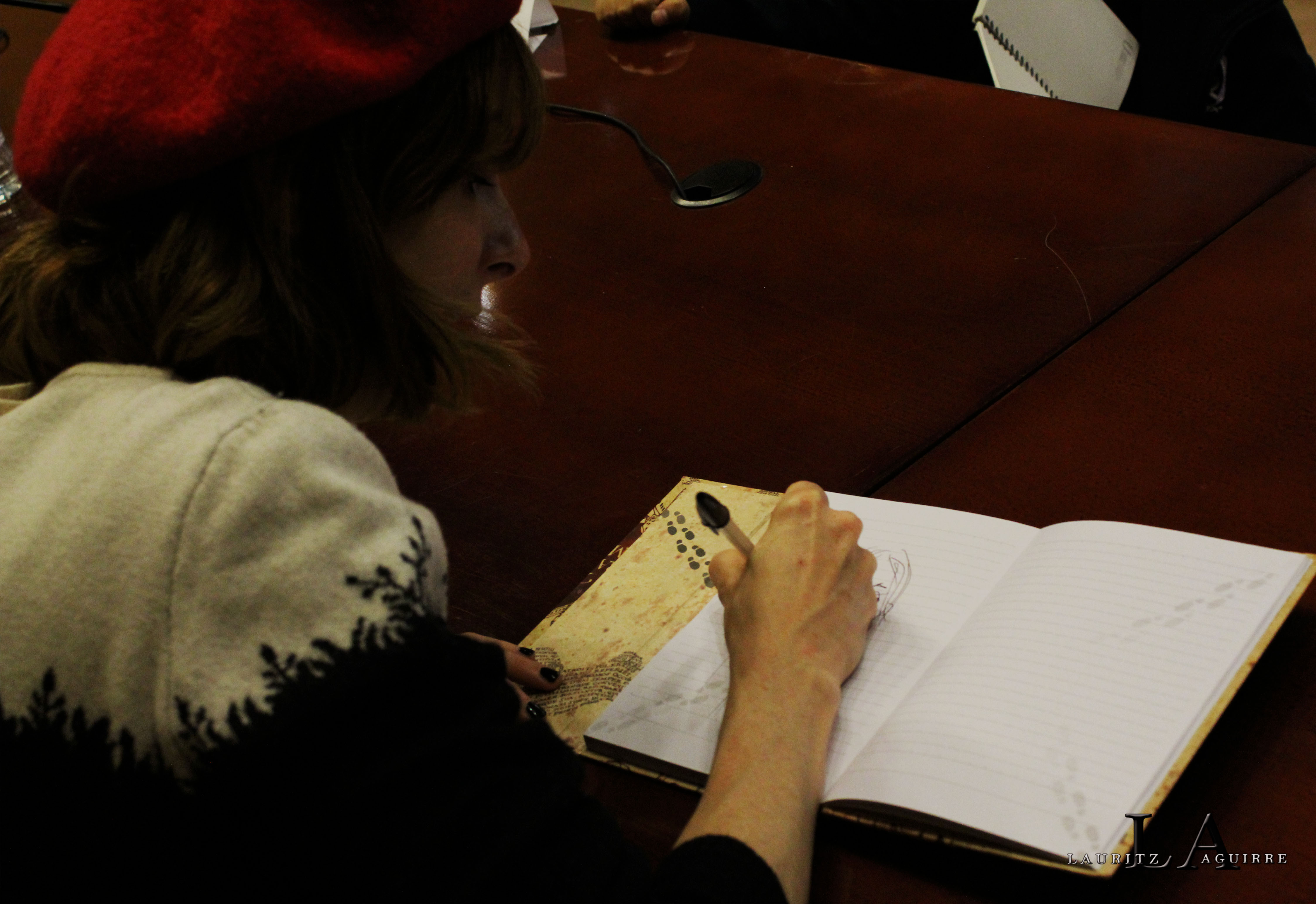 Ines de león firmando libretas