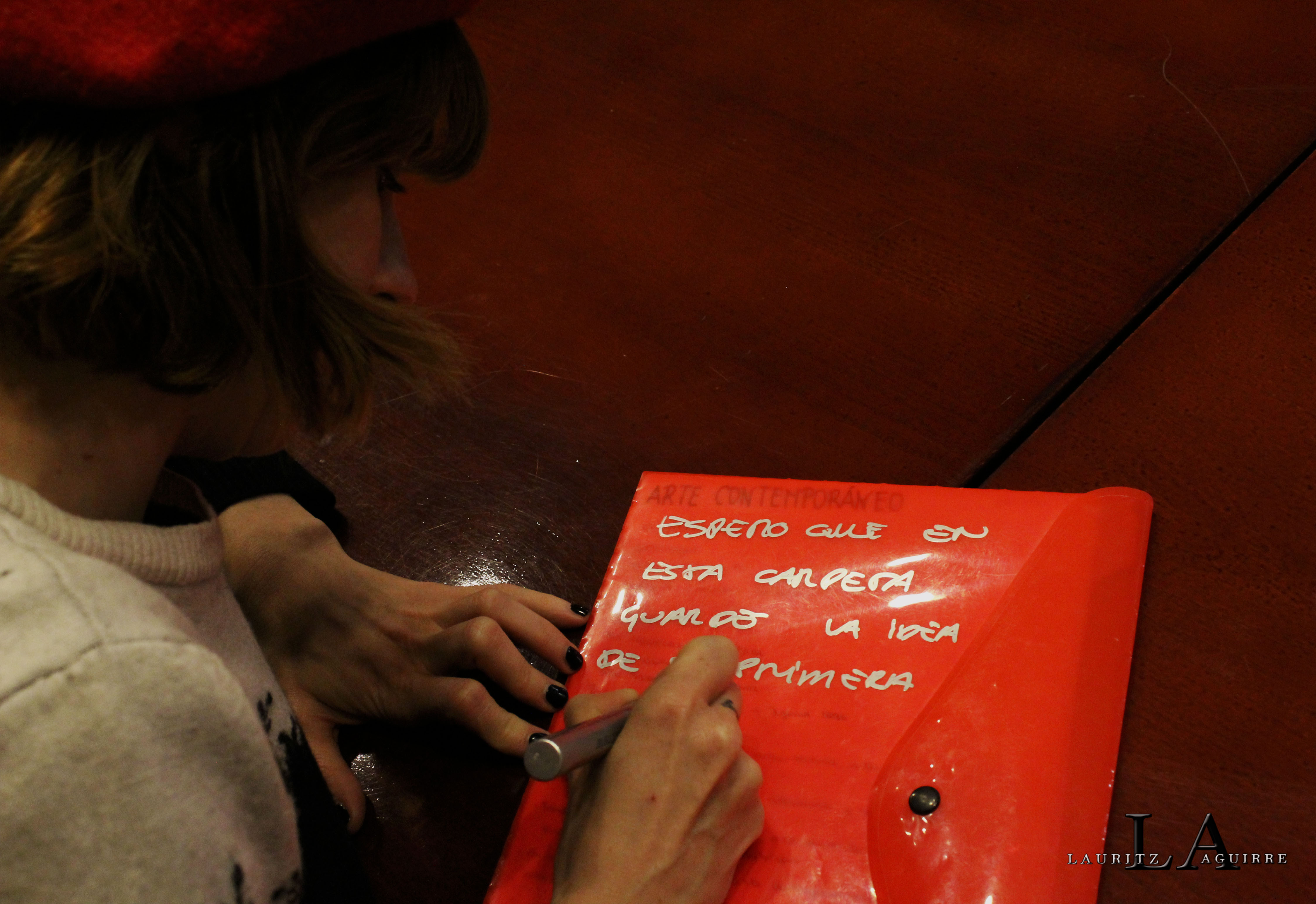 Inés deLeón firmando carpetas