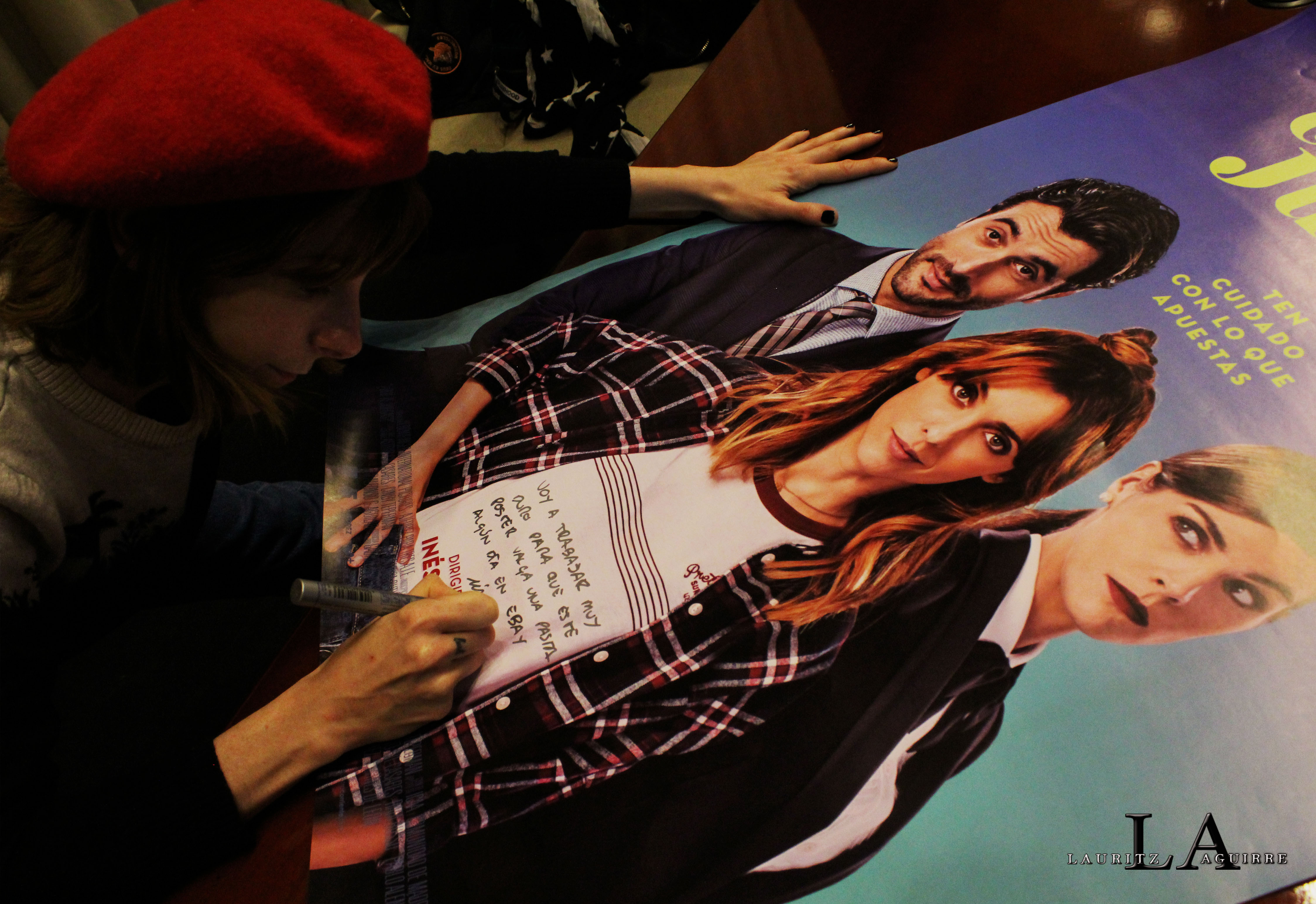 Inés de León firmando Pósters