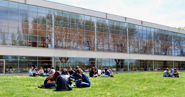 Exteriores de la Facultad de Ciencias de la Información