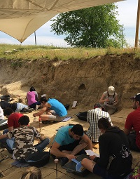 Los alumnos empiezan a excavar. / UCM.