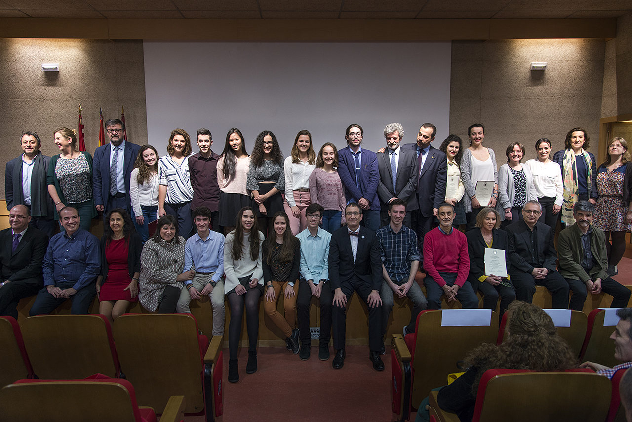 Galardonados, profesores y autoridades universitarias tras la entrega de premios de la II edición.