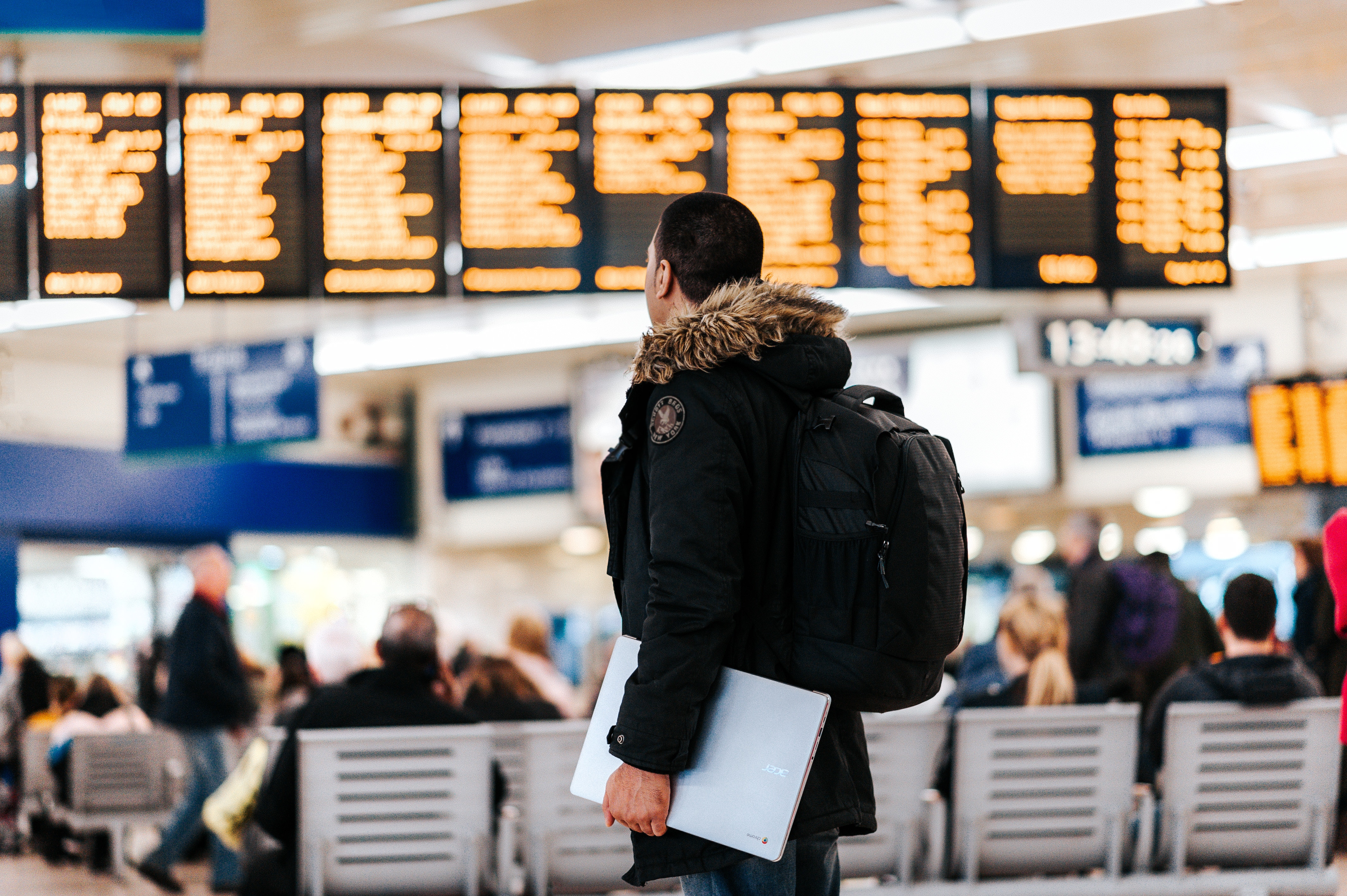 foto de estudiante en un aeropuerto