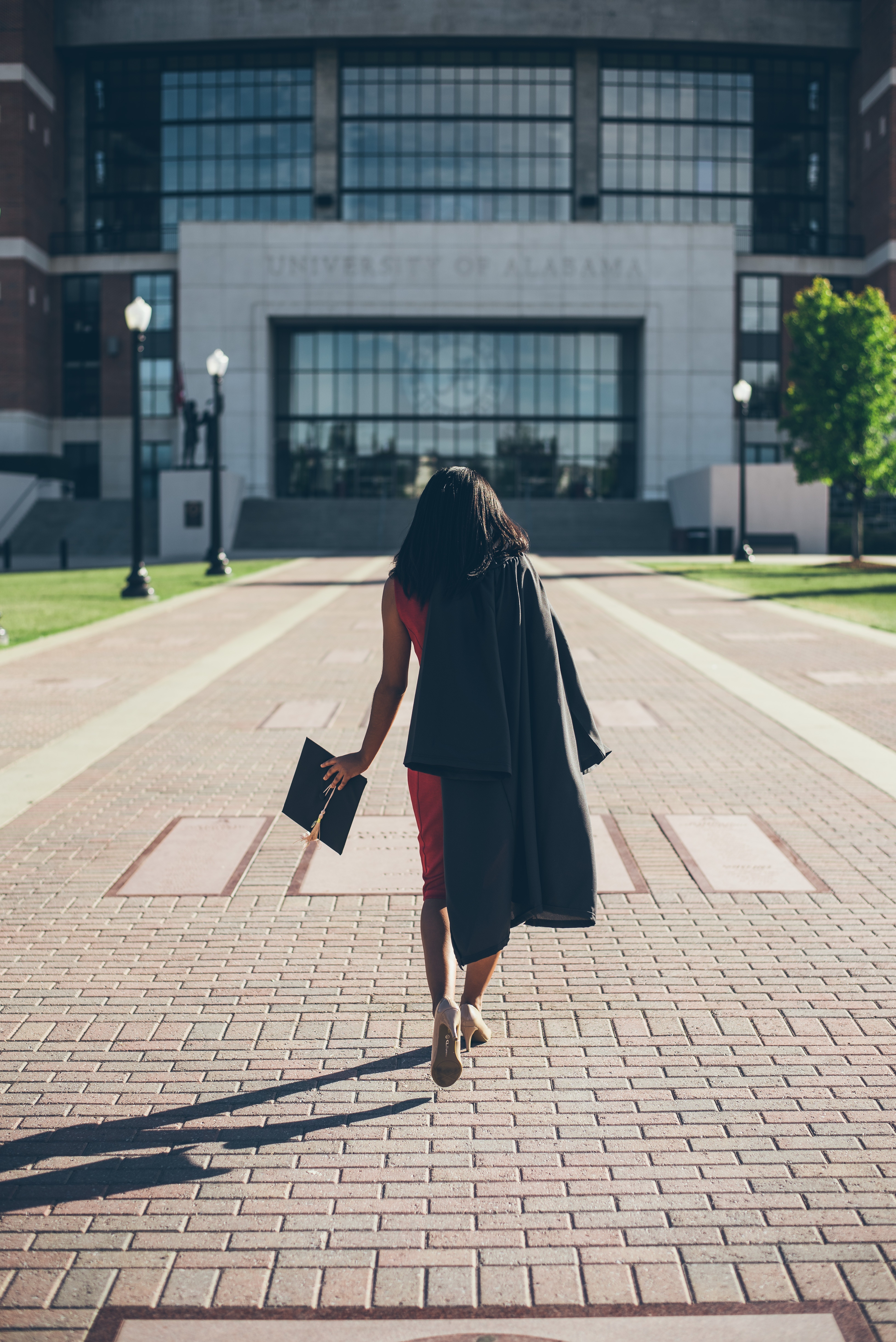 Mujer caminando hacia la puerta de la Universidad de Alabama