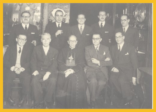 Reunión de Historiadores del Derecho en el Restaurante madrileño Lhardy en 1944, con motivo de la designación como obispo de Tuy del P. López-Ortiz (arriba, de izquierda a derecha) Maldonado y Fernández del Torco, Manzano Manzano, García-Gallo de Di