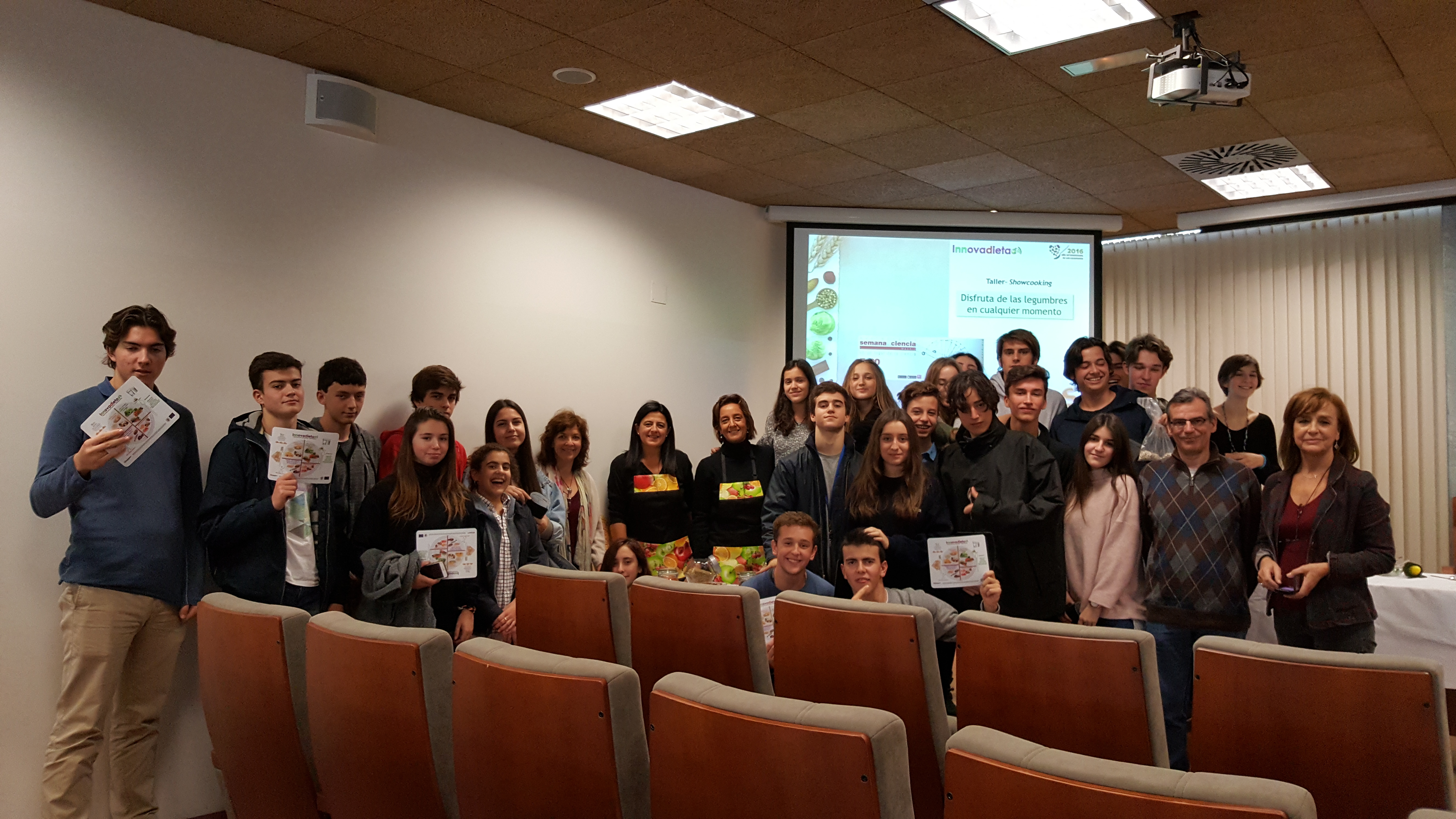 Con los Bachilleres y Profesores del Colegio Bernadette celebrando la Semana de la Ciencia - 14-nov-2016