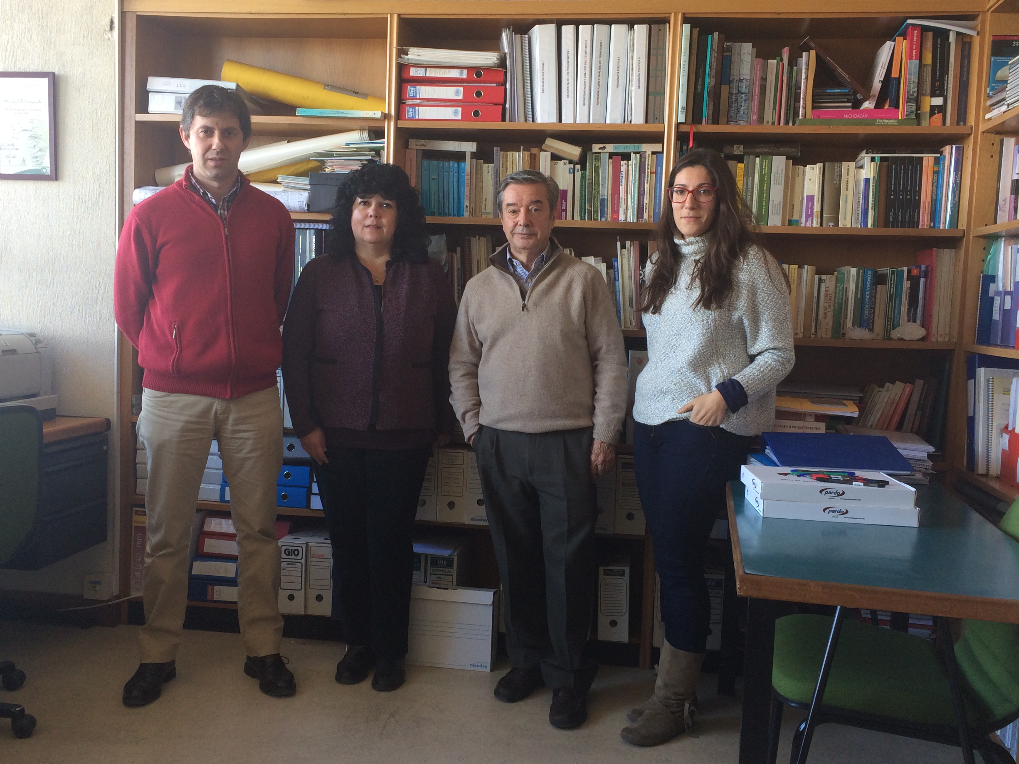 Marcela Laiño, con miembros del Grupo de Investigación.