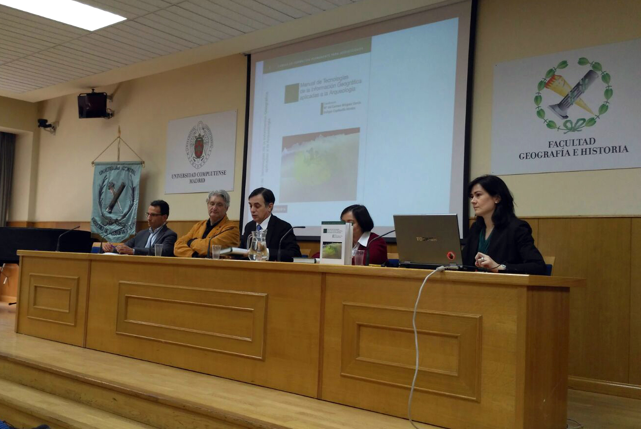 Carmen Mínguez en la presentación del Manual TIG aplicadas a la Arqueología.