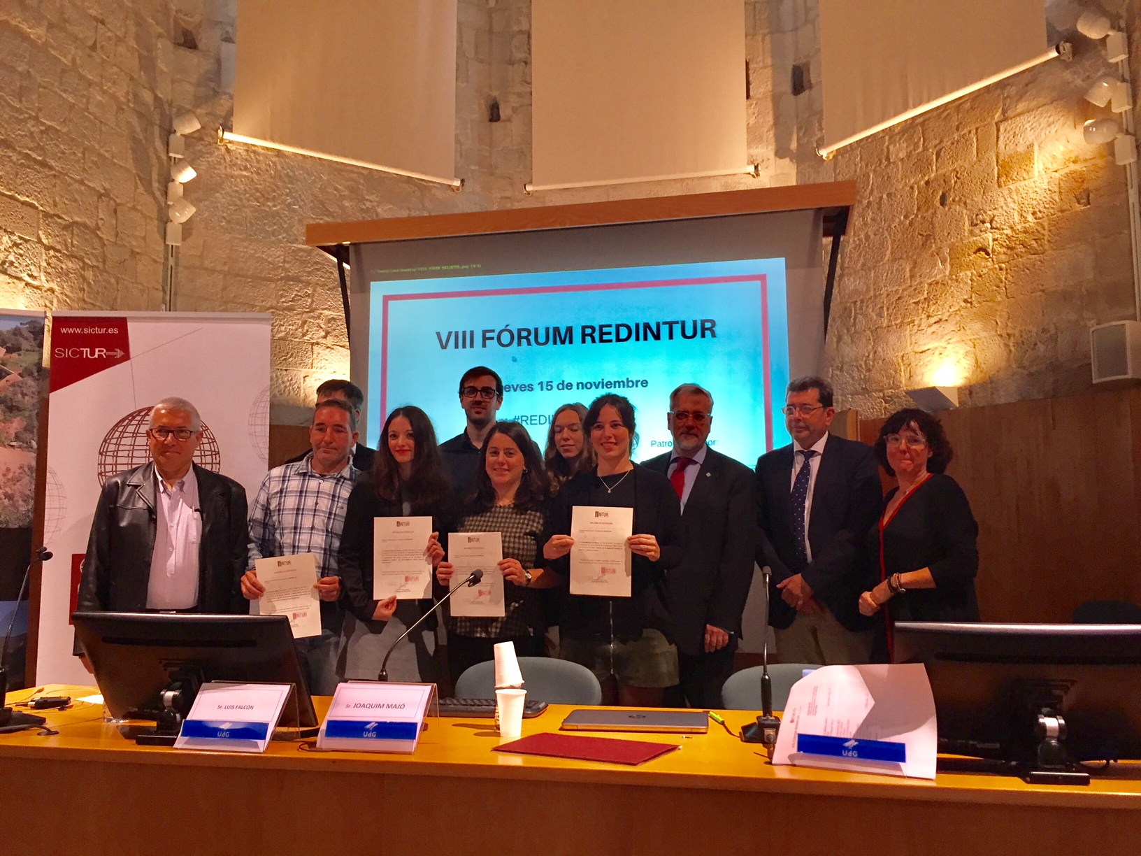 Sofía Mendoza recibe el diploma de distinción como uno de los 8 mejores TFM de Turismo de España (curso 2017-2018). VIII Foro RedINTUR, Girona 15 de noviembre 2018