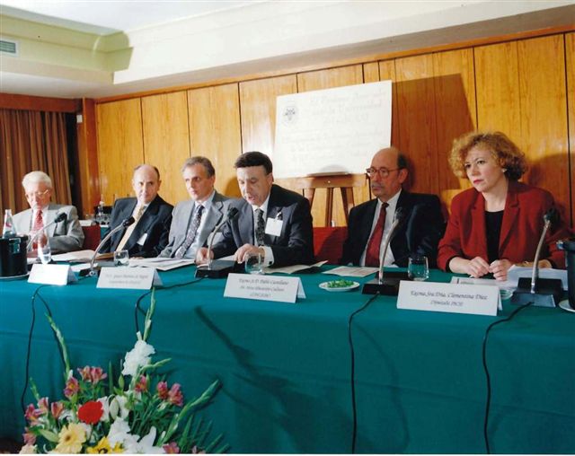 Participantes en la Mesa Redonda sobre el “Perfil del Profesor Asociado” coordinada por D. Ignacio Martínez de Alegría, Doctor en Derecho, Vicepresidente de la Asociación y Secretario del Tribunal Supremo