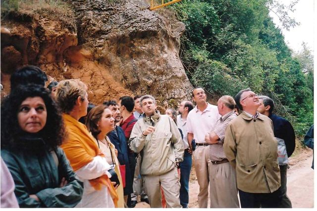 Explicación magistral del Catedrático de la Complutense y Directivo de las Excavaciones, D. Luis Arzuaga, en diferentes lugares de la “Montaña Mágica”.