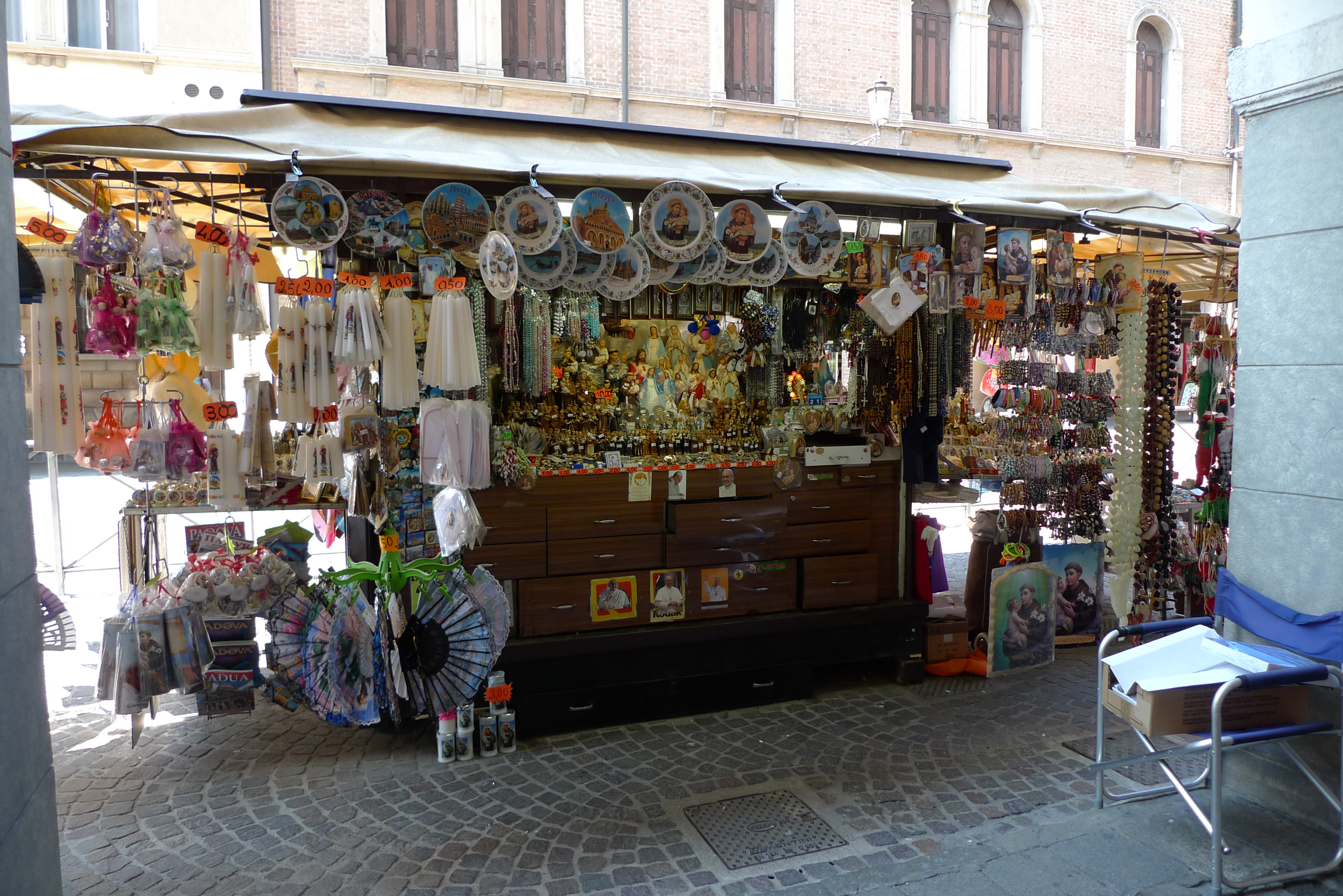 Comercio religioso en San Antonio de Padua, Italia