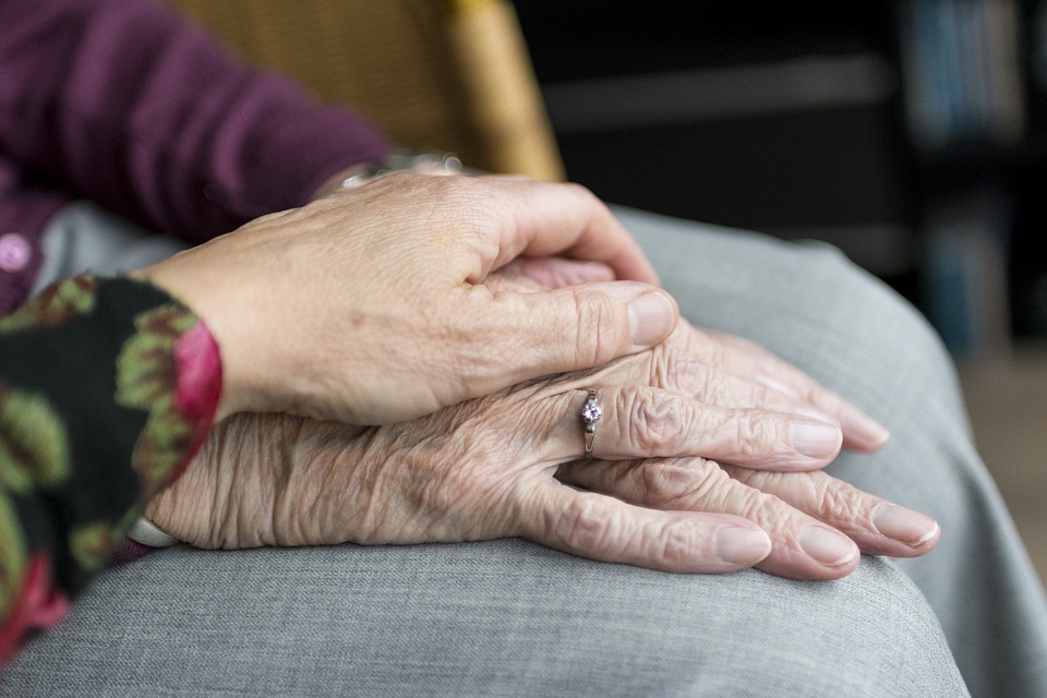 Publicado un artículo en la Revista Clínica y Salud sobre "Los cuidadores informales de personas mayores dependientes: una revisión de las intervenciones psicológicas de los últimos diez años"