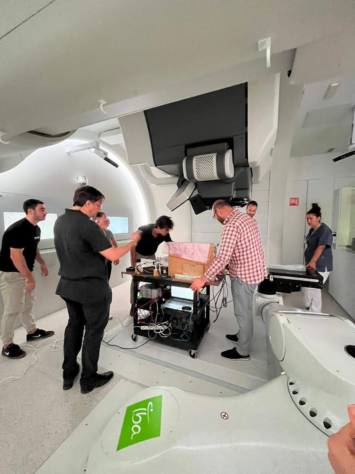 Grupo de Física Nuclear de la Universidad Complutense de Madrid (UCM) visitaron el Centro de protonterapia de Quirónsalud - 2