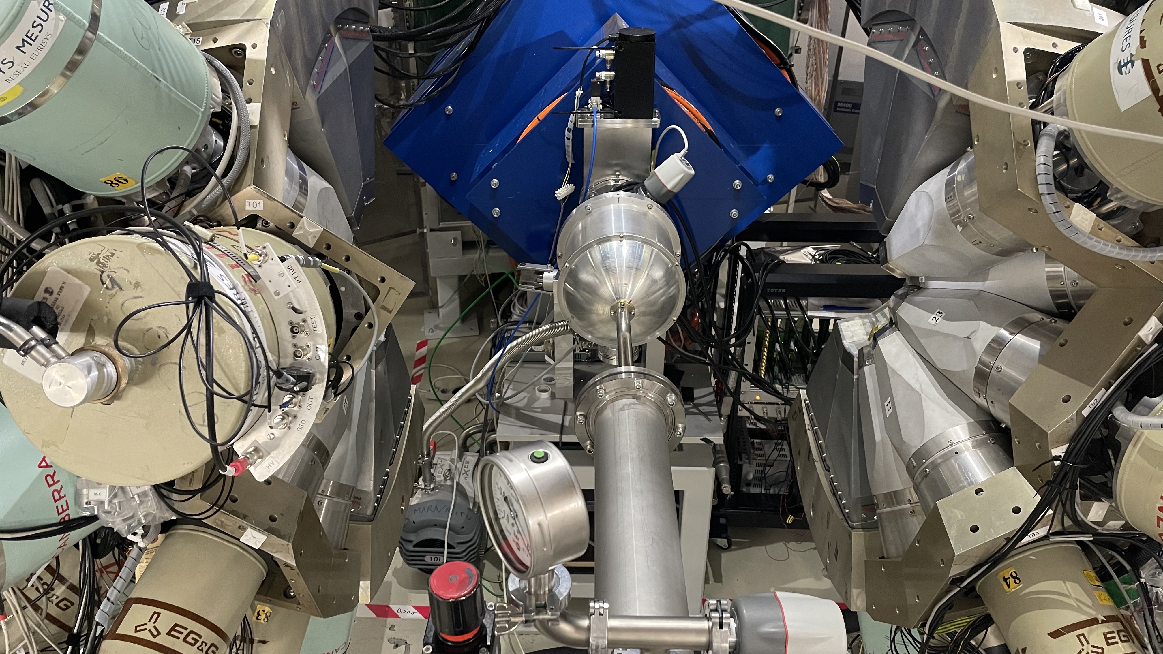 Miembros del Grupo de Física Nuclear, en conjunción con investigadores de la Universidad de Jyväskylä (Finlandia), lideran un experimento para investigar la estructura del 45Cr en el acelerador de la Universidad de Jyväskylä (Finlandia)