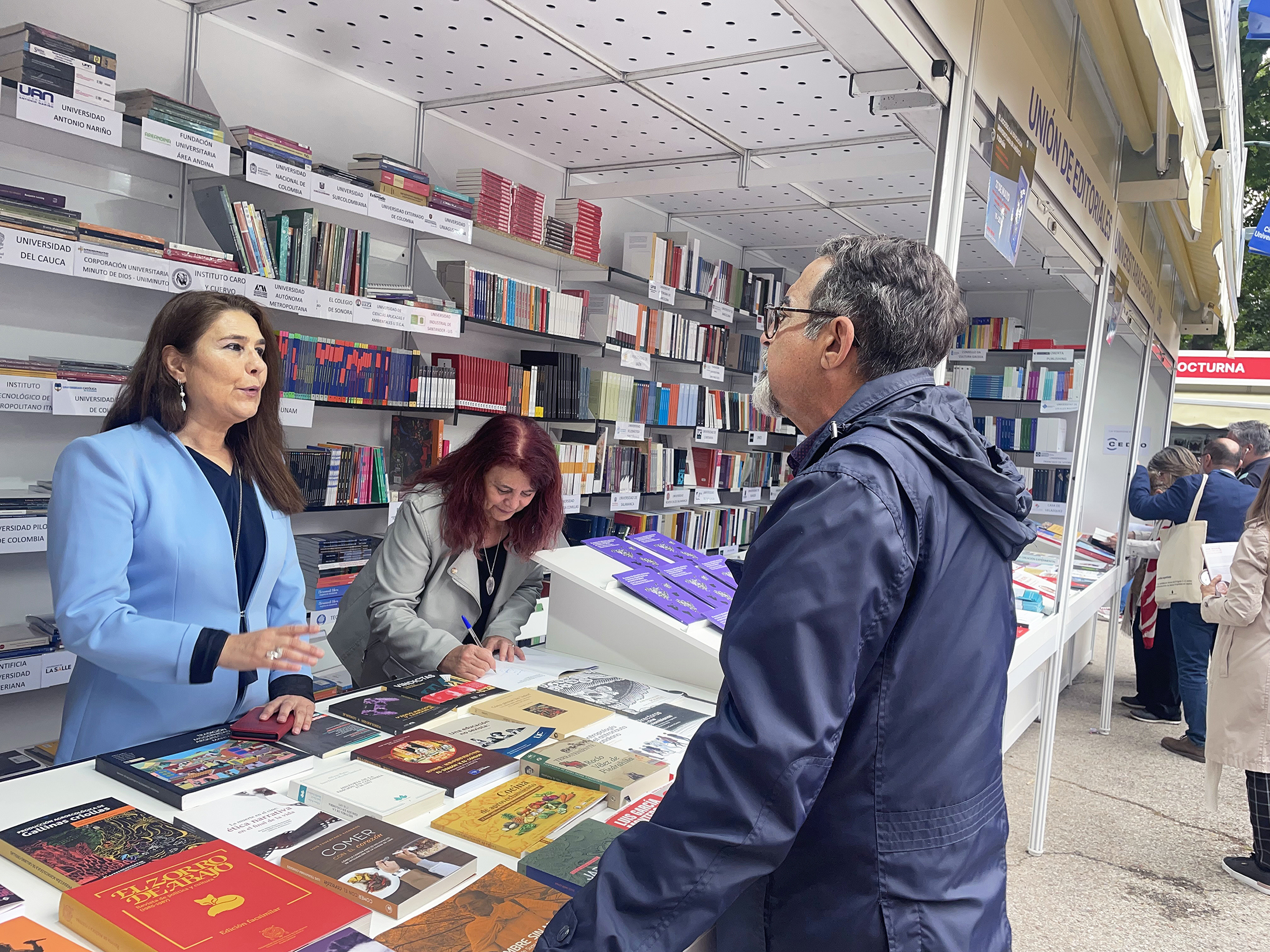  Firma del libro «El acceso a la educación universitaria en América y España desde una perspectiva de género» en la Feria del Libro de Madrid