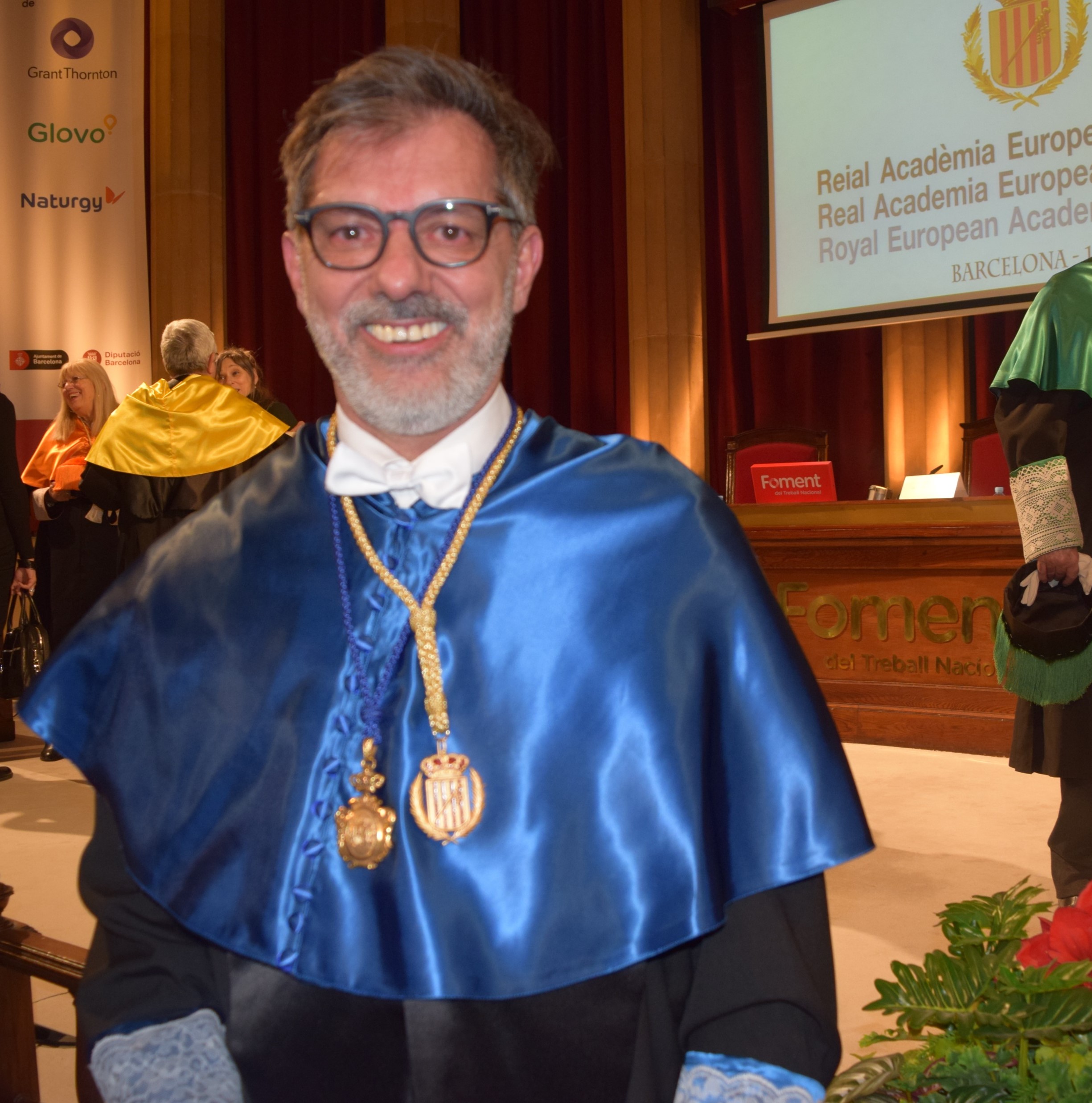 El profesor Rafael Urrialde de Andrés toma posesión como académico de número de la RAED