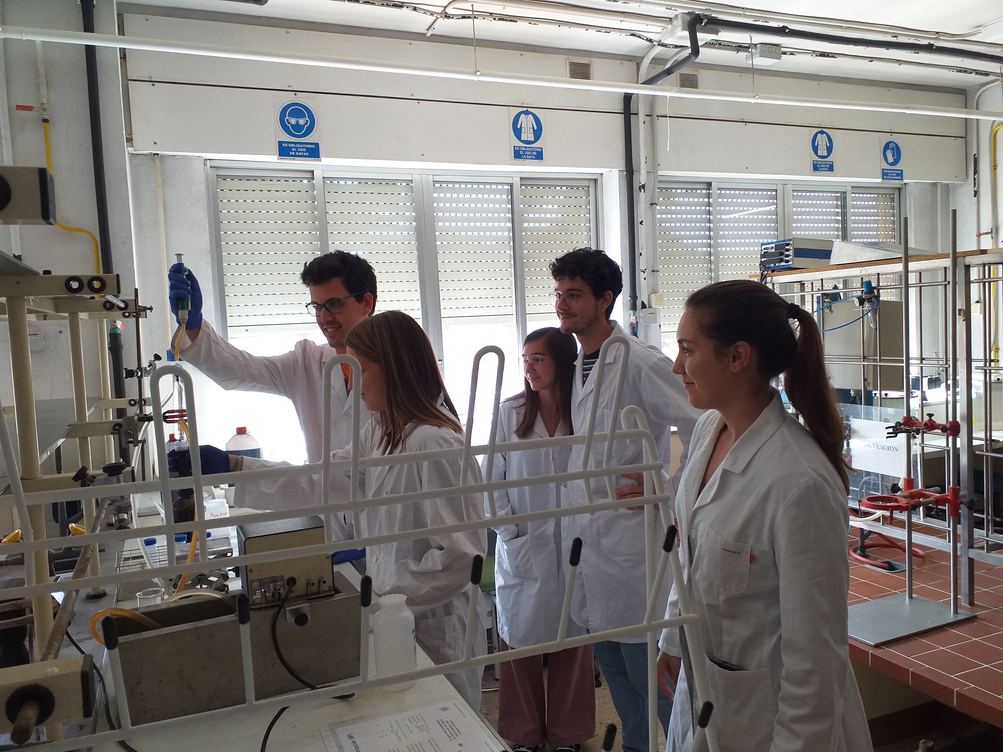 Estudiantes del máster en Biotecnología Industrial y Medioambiental visitan los laboratorios del grupo de investigación