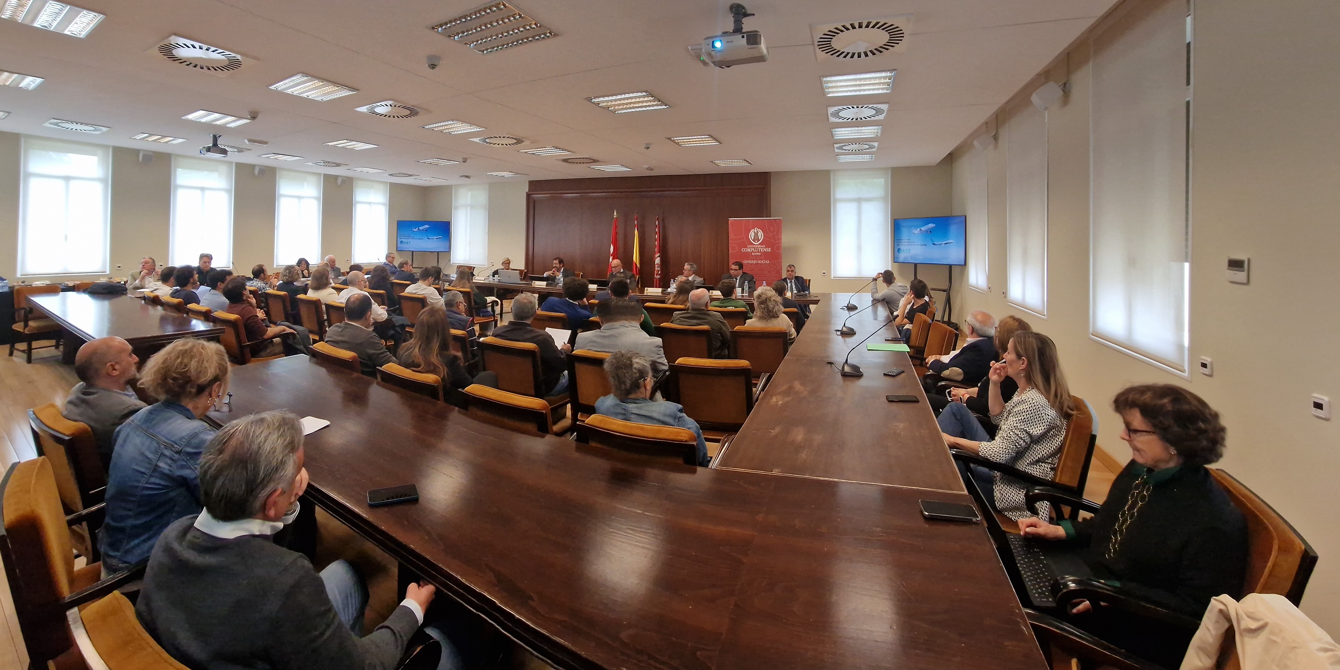 Charla-Coloquio "Aspectos Medioambientales de la Aviación Comercial en el Mundo"