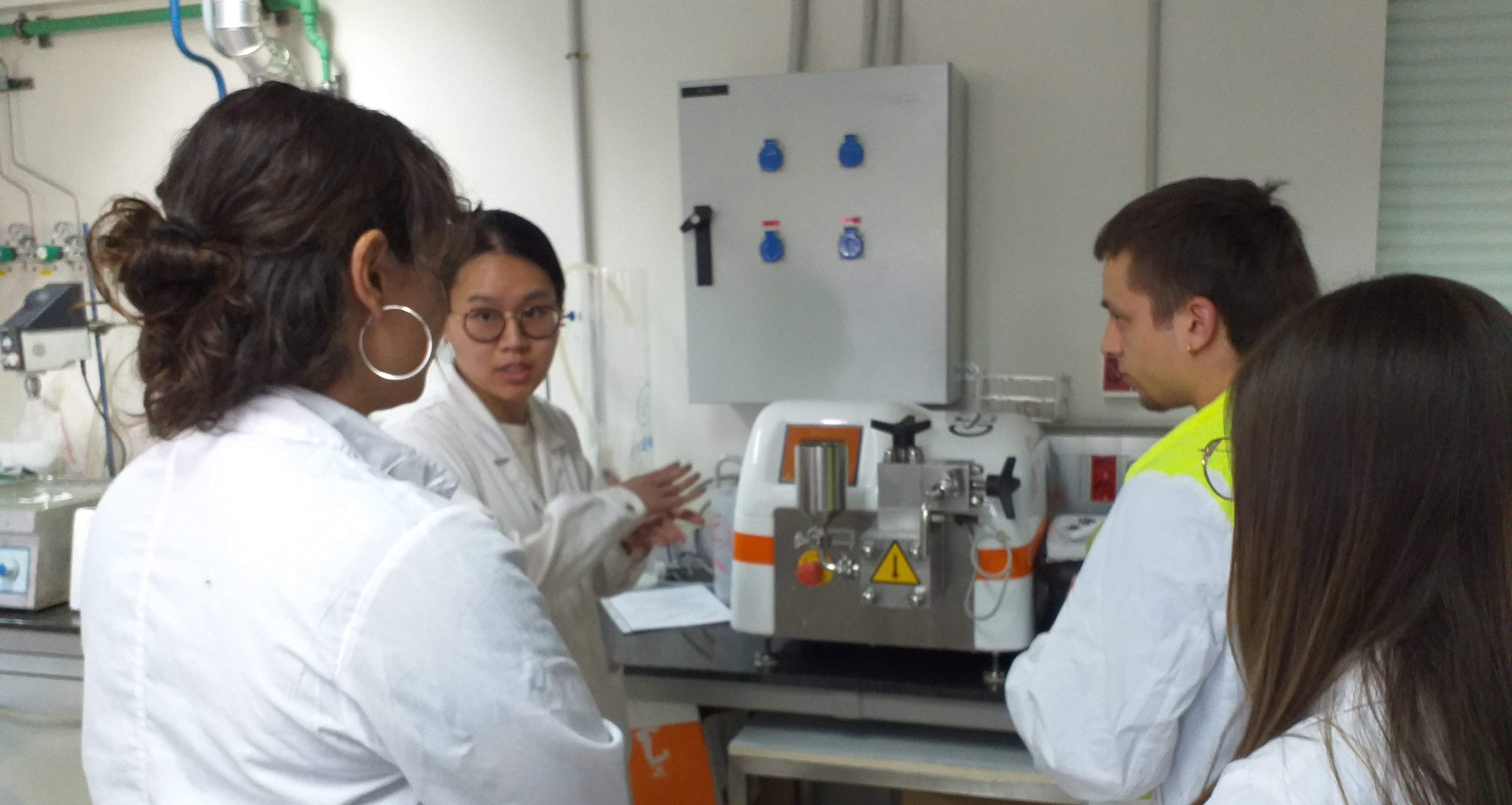 Estudiantes del máster en Biotecnología Industrial y Medioambiental visitan los laboratorios del grupo de investigación de Celulosa, Papel y Tratamientos Avanzados de Aguas