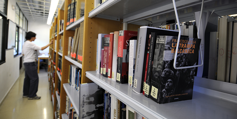 Hoy te invitamos a leer al modo tradicional. Tres millones de volúmenes de todas las disciplinas te esperan en las 33 bibliotecas complutenses. Feliz #DíadelLibro