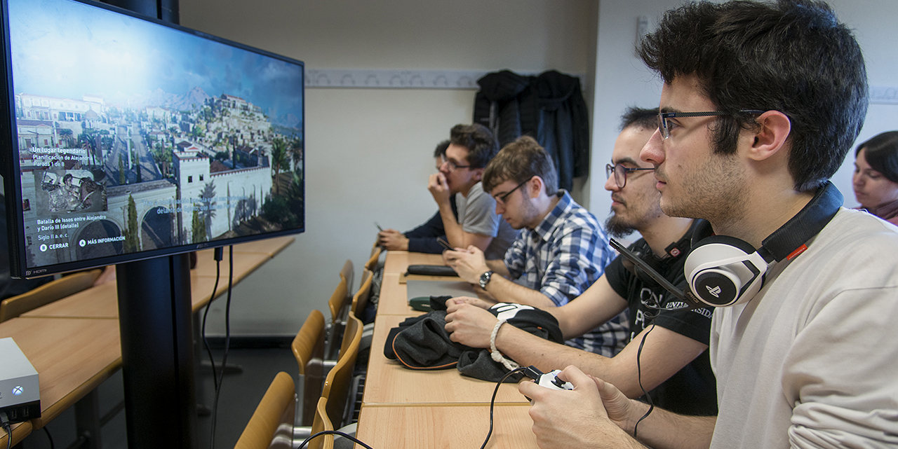 Los estudiantes UCM pueden matricularse, además de en sus planes de estudios, en una amplia oferta de asignaturas de formación complementaria