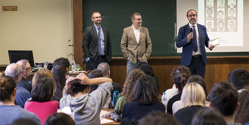 El escritor Luisgé Martín se confiesa ante los estudiantes de Filología