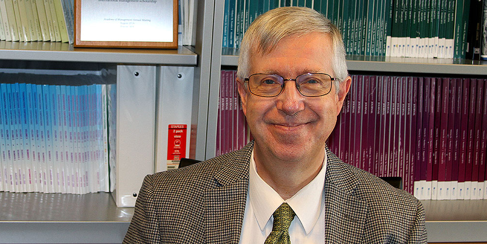 El economista John Cantwell será investido doctor honoris causa por la Universidad Complutense de Madrid