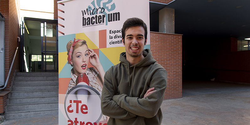 Rodrigo Álvarez Monzón, el estudiante de Químicas que enseña a divulgar la ciencia