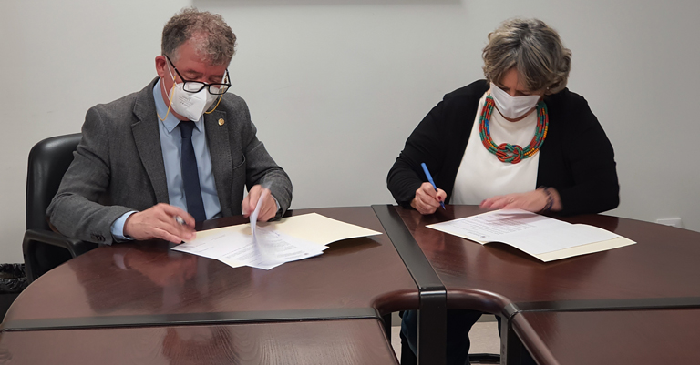 Firma del convenio de colaboración entre la Fundación Complutense y AFADIS-UCM - 2