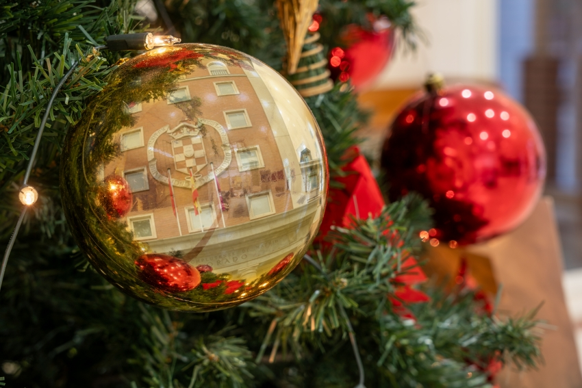 El rector Joaquín Goyache felicita a la comunidad universitaria