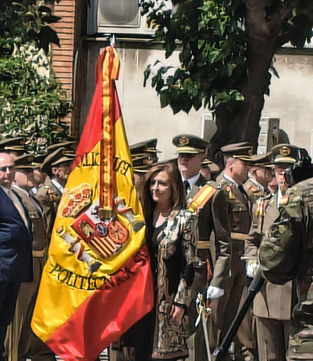 María Paz García-Vera destaca el valor de la cooperación entre sociedad civil y Ejército en la entrega de la Enseña Nacional a la ESPOL