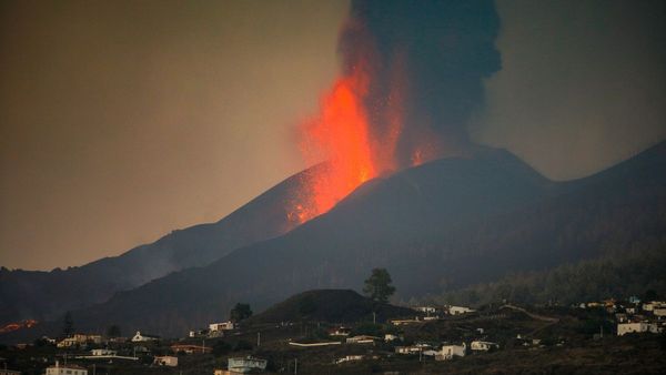 Hablemos de Física: "Sistemas Volcánicos. Un enfoque geofísico" , por Juan José Ledo, profesor del Máster en Meteorología y Geofísica. Jueves 21 de Octubre de 2021.Aula Magna de Físicas