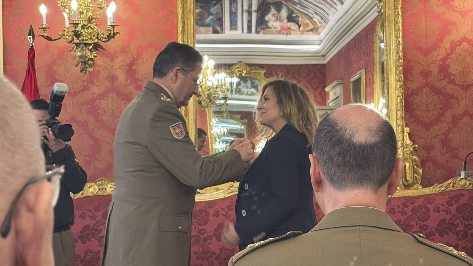 La Prof.ª María Paz García-Vera recibe la Cruz al Mérito Militar con Distintivo Blanco