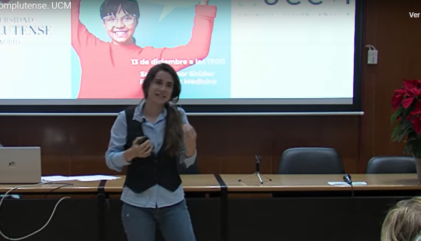 Clara Hurtado dejó muy alto el pabellón en el I Concurso de Monólogos "Con aroma de turrón"
