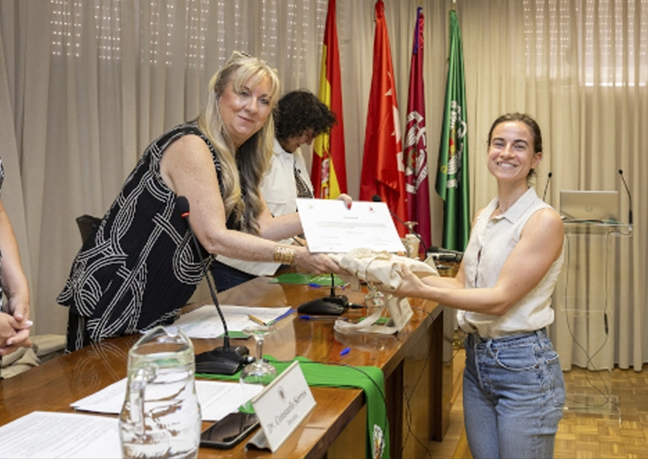 Clara Hurtado recibe el premio a la mejor comunicación oral en el Vetindoc de 2024. ¡¡Enhorabuena, Clara!!