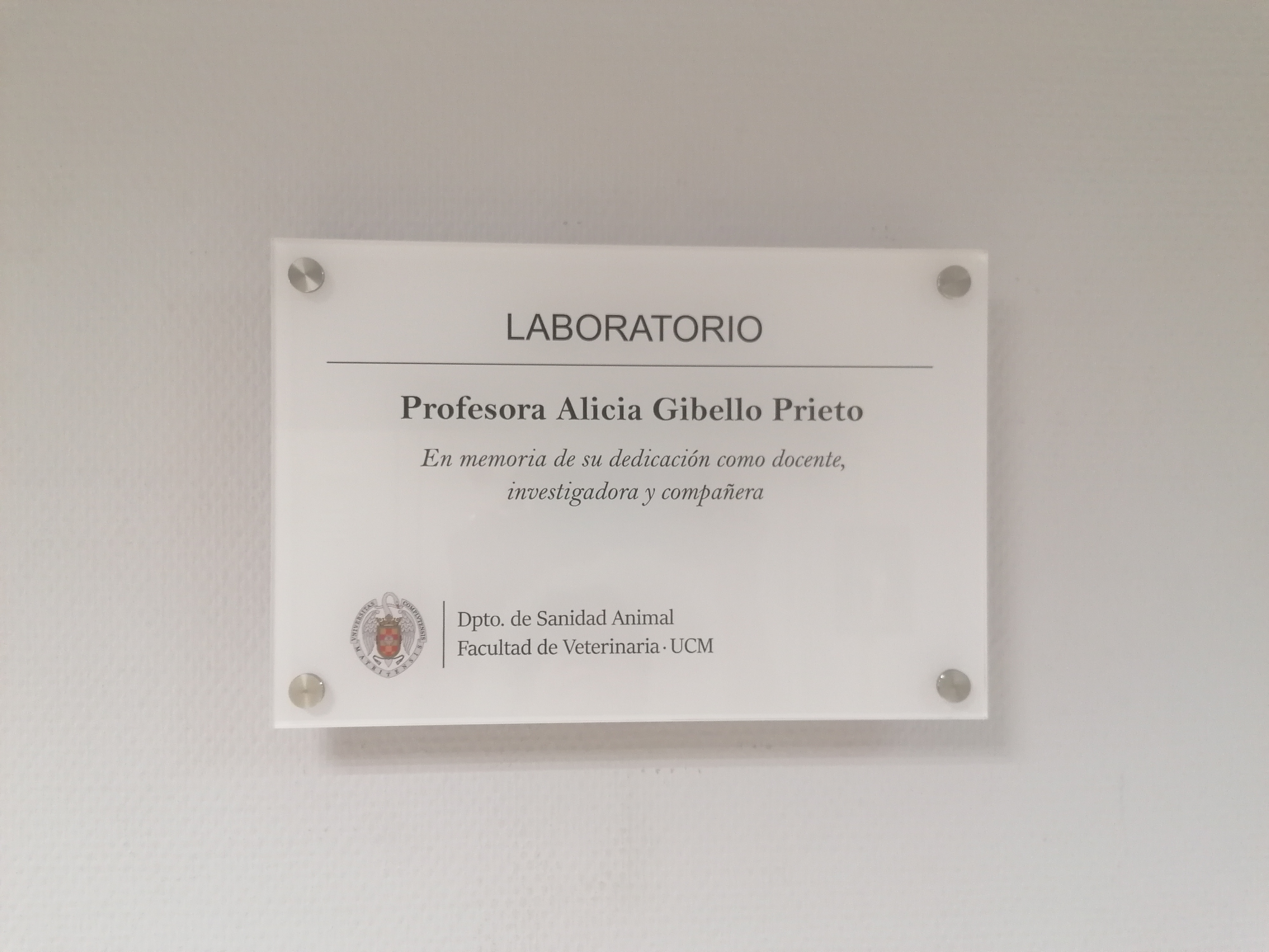 El 28 de mayo se colocó una placa en homenaje a nuestra compañera Alicia Gibello en el laboratorio de docencia que la vio por última vez - 6