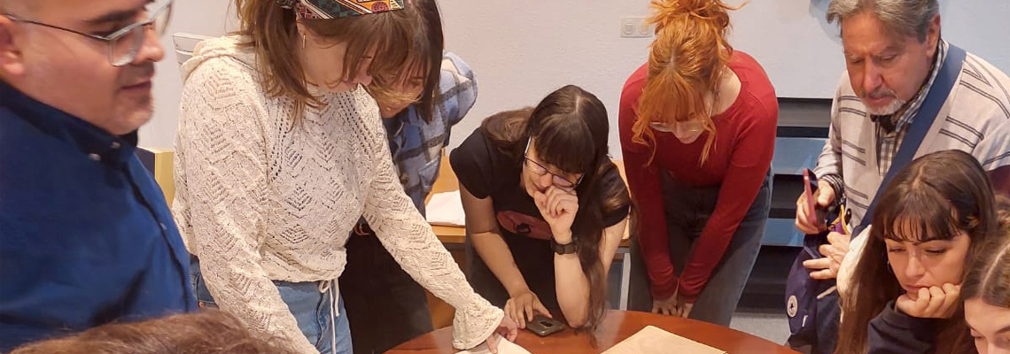 La directora del Instifem, Carmen Mejía, visita el Archivo de la Censura (Alcalá de Henares) junto al grupo de alumnas de la asignatura "El exilio y la búsqueda de identidad".