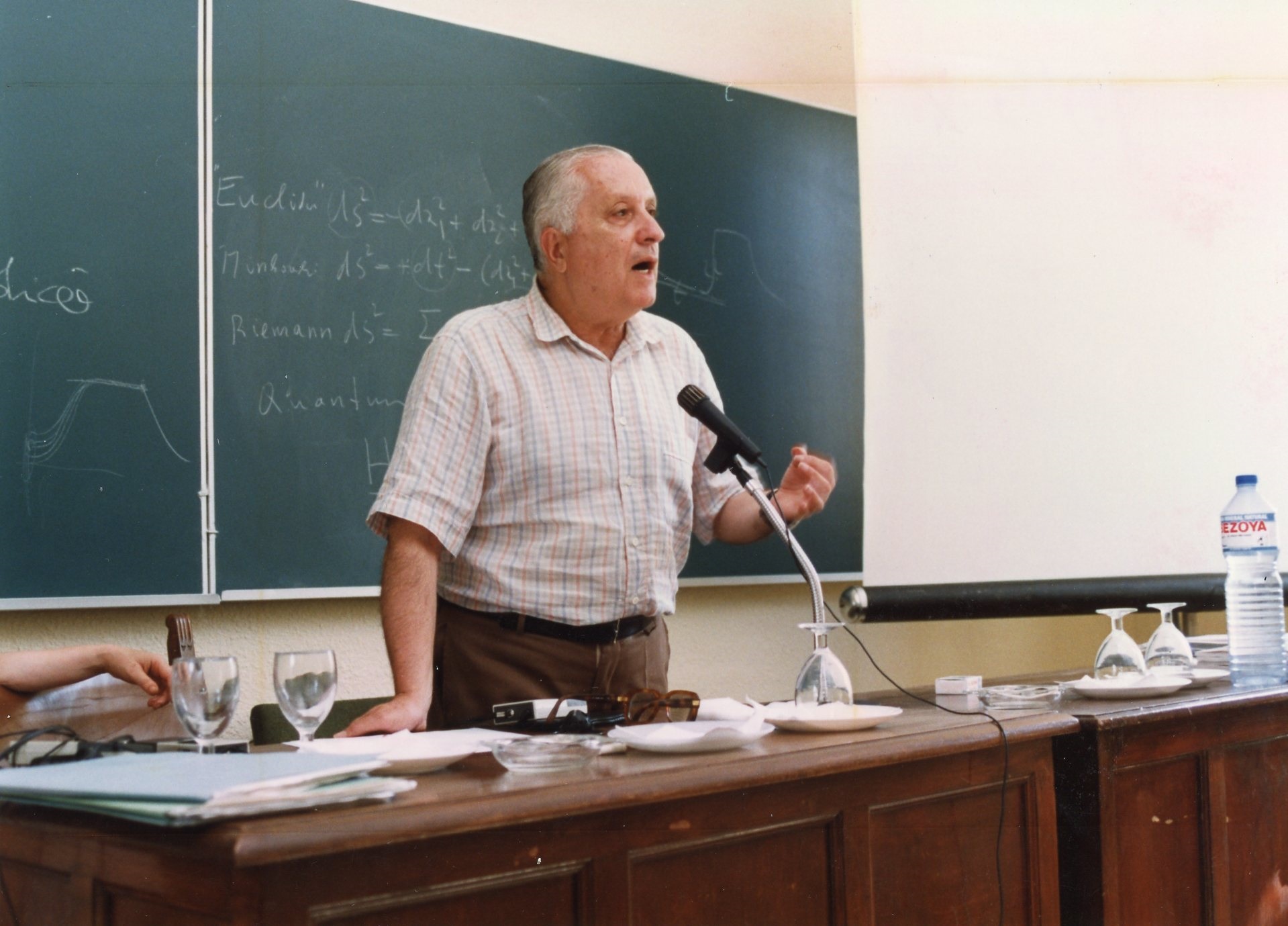 El Nobel de Física Ilya Prigogine dirigió un curso sobre termodinámica en el 89