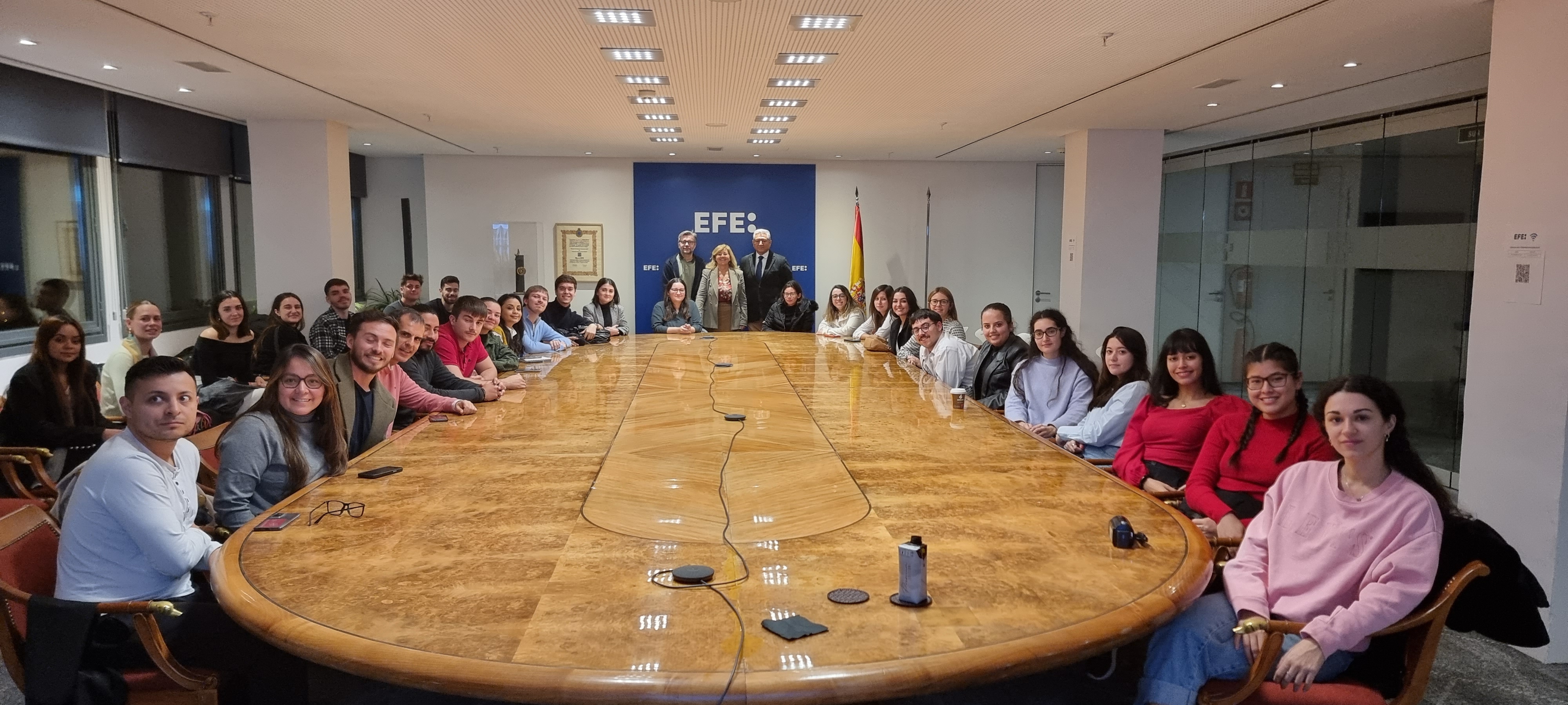 In situ: El aprendizaje del periodismo desde la realidad: Alumnos del Máster en Periodismo Multimedia en la Agencia EFE