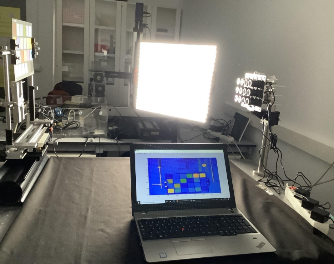 Multi or hyperspectral camera to maintain lateral magnification by adjusting focus. 