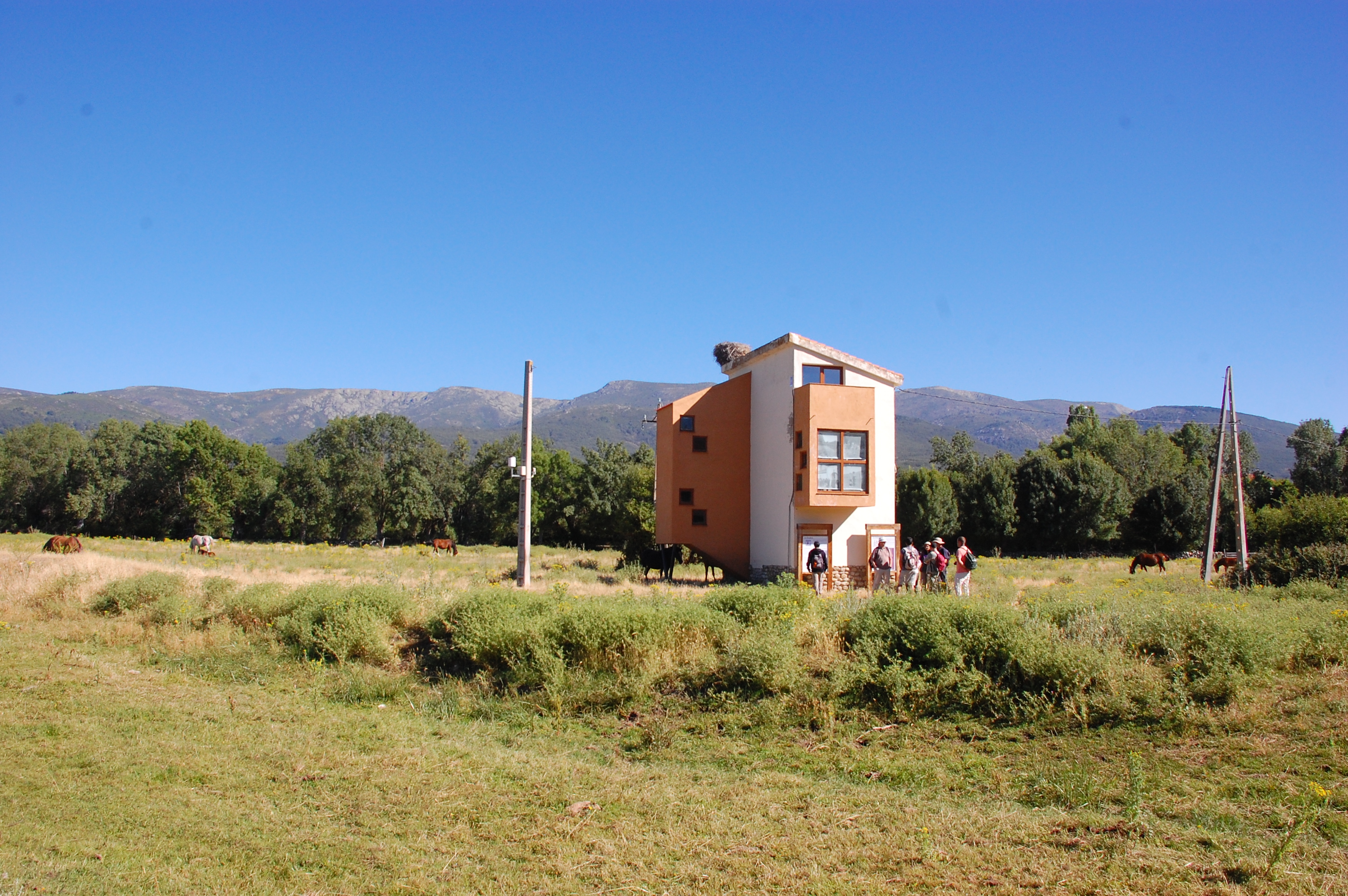 GuMNet: An atmospheric and ground observational network in the Guadarrama Mountains