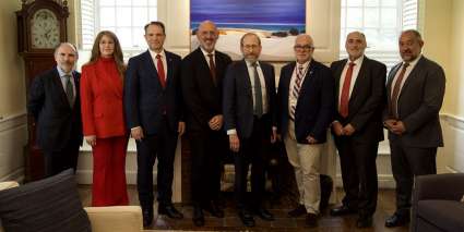 Harvard recibe al rector Joaquín Goyache y a los miembros del Real Colegio Complutense en su 35 aniversario.