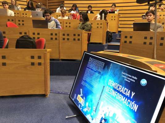 Estudiantes de periodismo asisten a la presentación del libro “Democracia y desinformación” en Chile