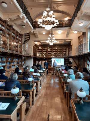 Juan José Prieto Gutiérrez ofrece una charla en la Universidad de Bucarest sobre la desinformación