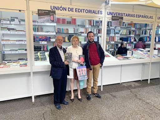 Firmas de nuestros libros en la Feria del Libro de Madrid del pasado 28 de mayo