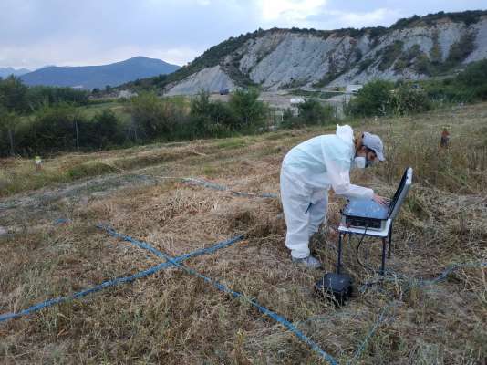 Investigadores del grupo LPRO realizan un sondeo en el vertedero de Sardas.