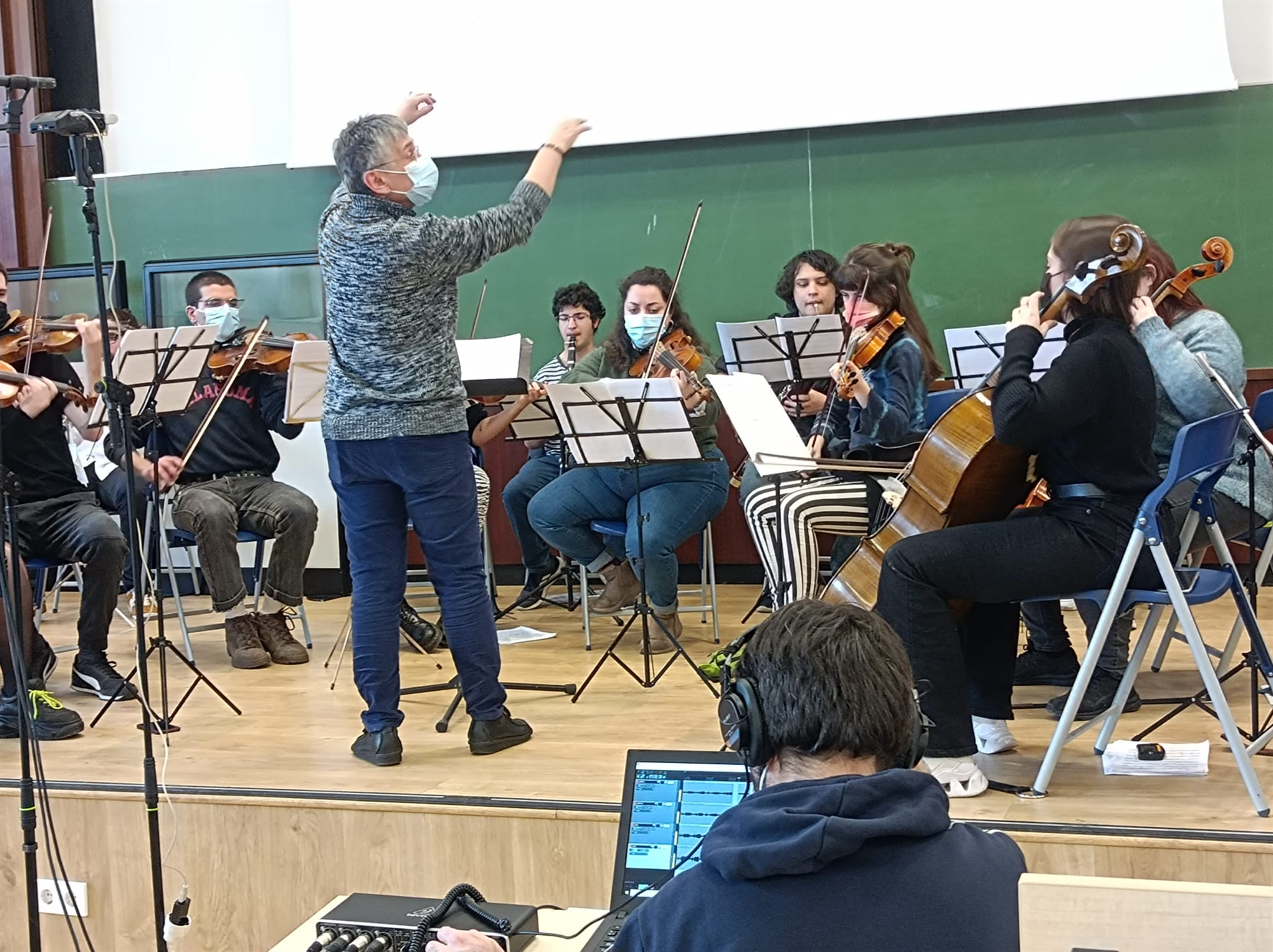 Orquesta de la Facultad dirigida por Marta R. Cuervo